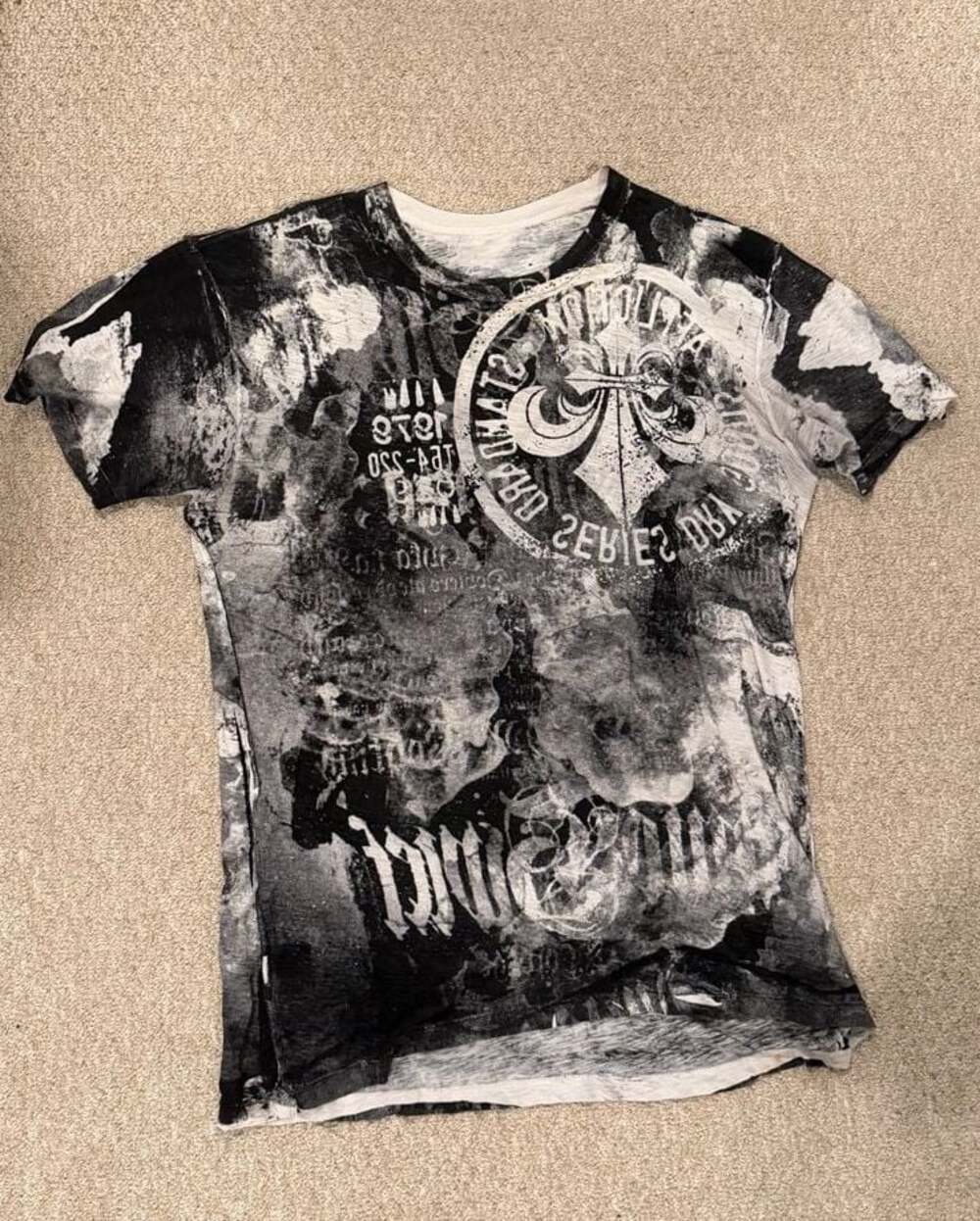 Affliction Sin City Sinners Reversible Distressed All Over Print T-Shirt - Picture 3 of 4